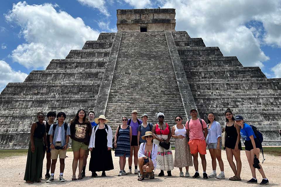 Students visit a landmark with Professor Cindy Thomas